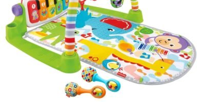 Tapete de juego para bebés Fisher-Price Deluxe Kick & Play, gimnasio y maracas con contenido de aprendizaje Smart Stages, 5 juguetes que se pueden unir y 2 sonajeros suaves