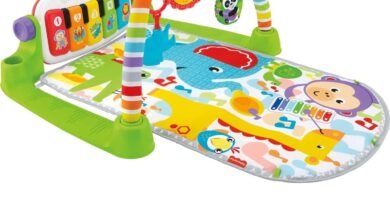 Alfombra de juego para bebés de lujo Fisher-Price con piano y gimnasio Kick & Play con juguetes musicales, luces y escenarios inteligentes, contenido de...